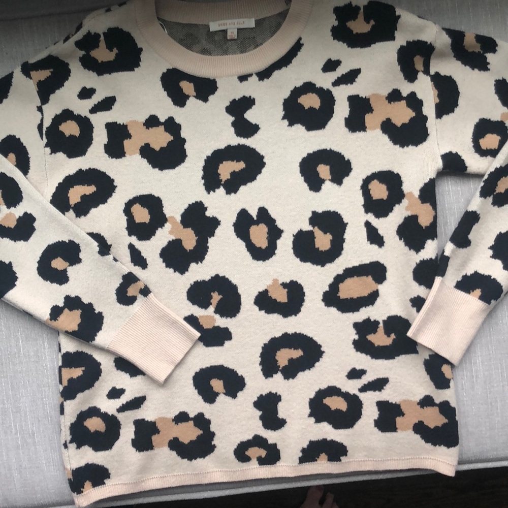 Skies are blue size xs animal print crew